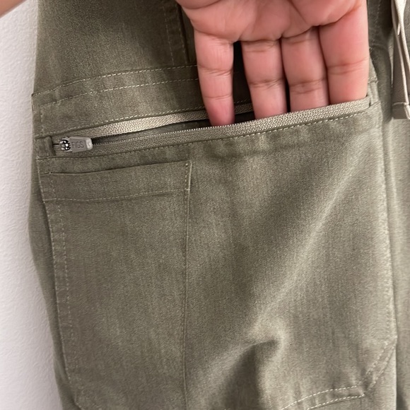 Figs woman olive green cargo scrubs size XS/T - Picture 8 of 9